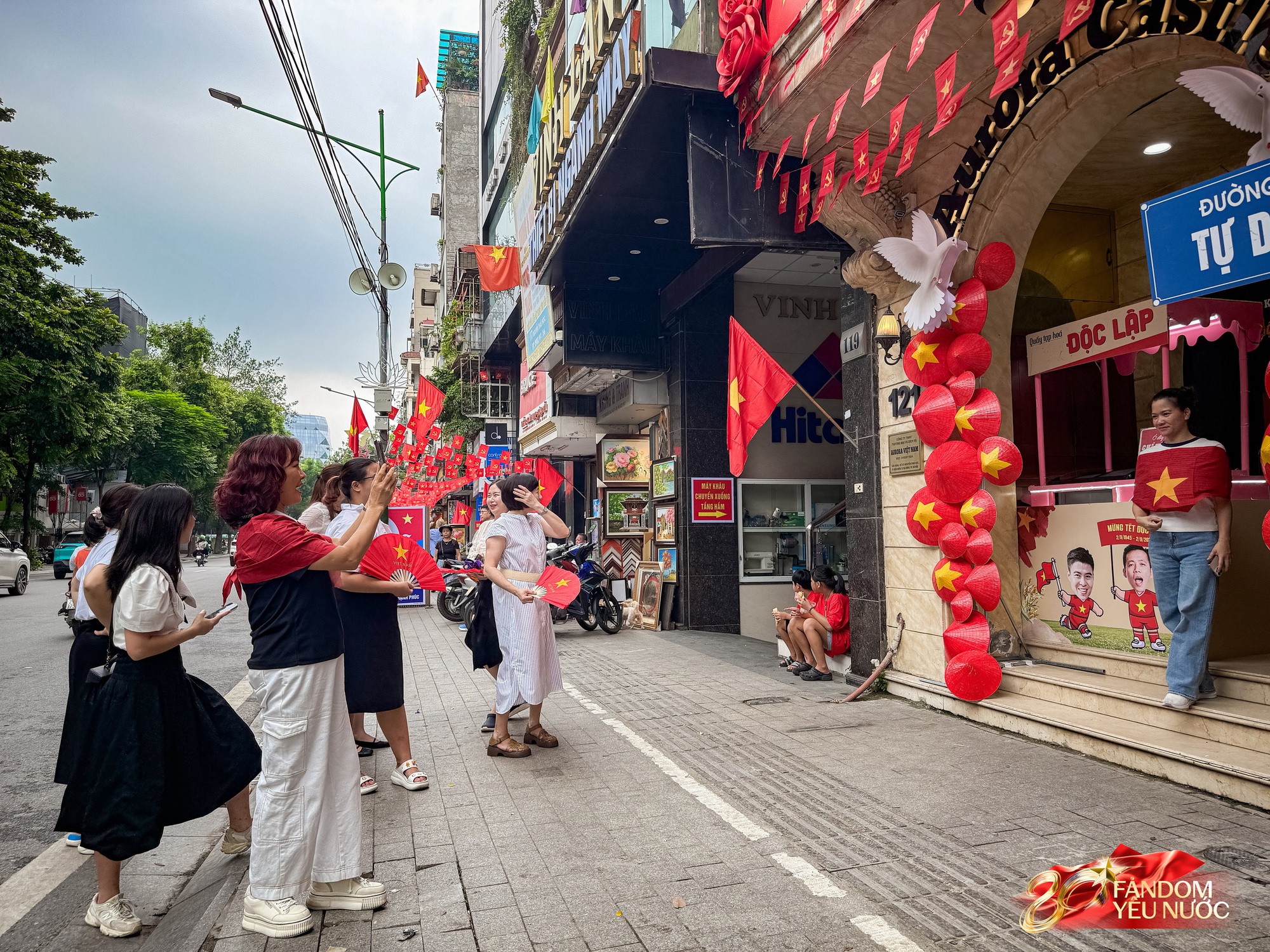 Trước nhà cầu thủ Duy Mạnh lúc này: Dân tình thích thú chụp ảnh, nhận kem miễn phí trong lúc chờ xem diễu binh- Ảnh 12.