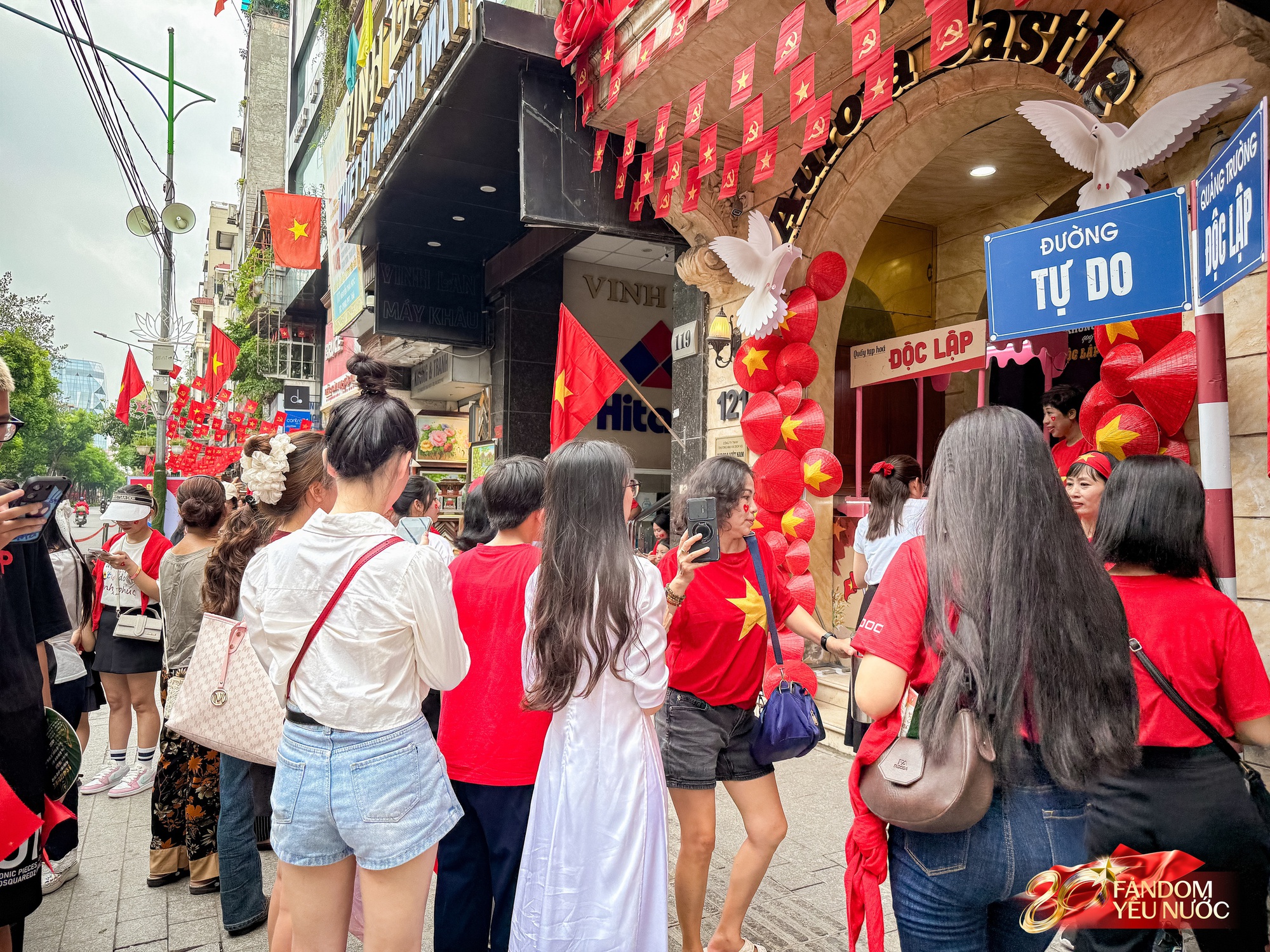 Trước nhà cầu thủ Duy Mạnh lúc này: Dân tình thích thú chụp ảnh, nhận kem miễn phí trong lúc chờ xem diễu binh- Ảnh 13.