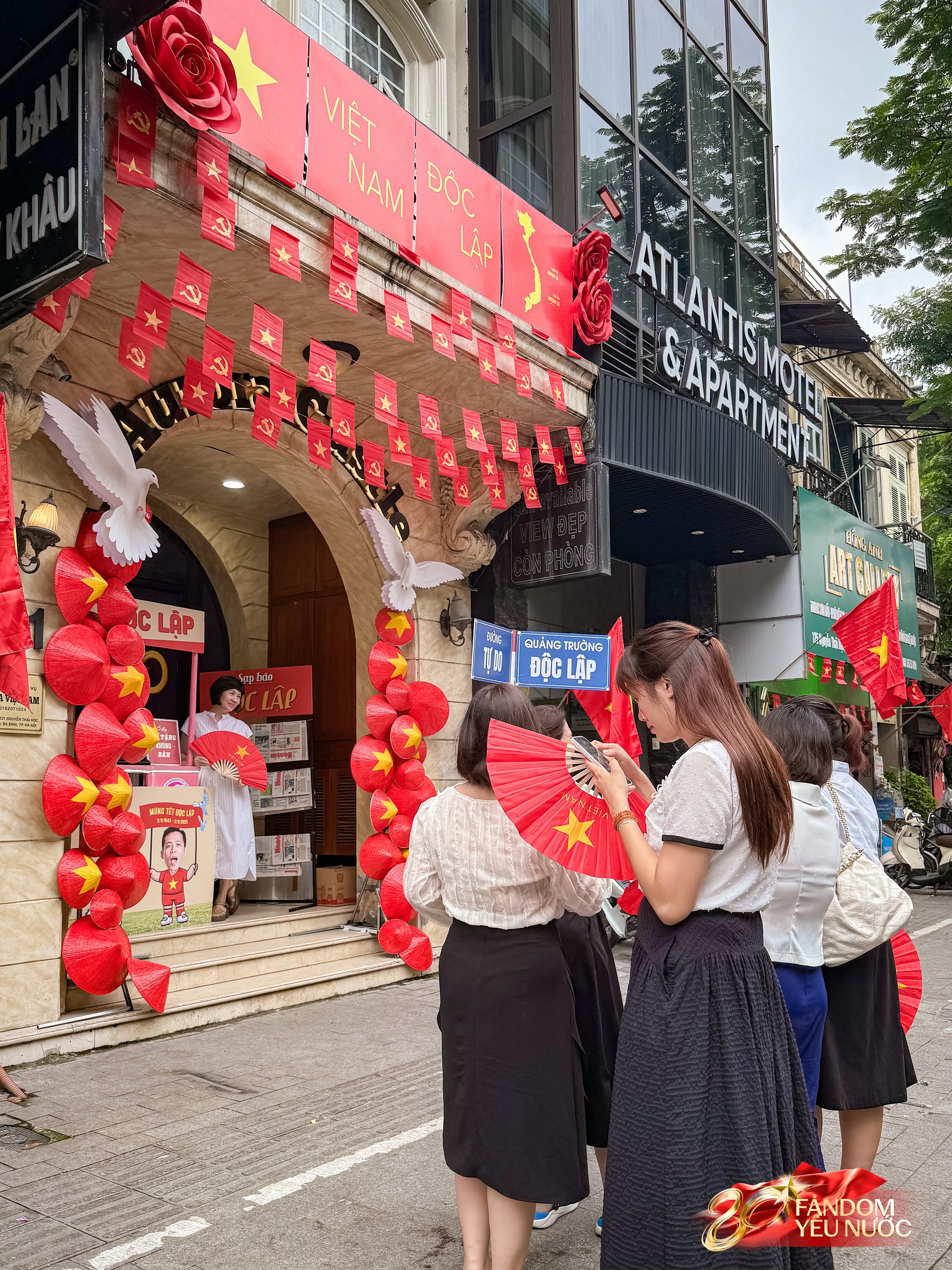 Trước nhà cầu thủ Duy Mạnh lúc này: Dân tình thích thú chụp ảnh, nhận kem miễn phí trong lúc chờ xem diễu binh- Ảnh 15.