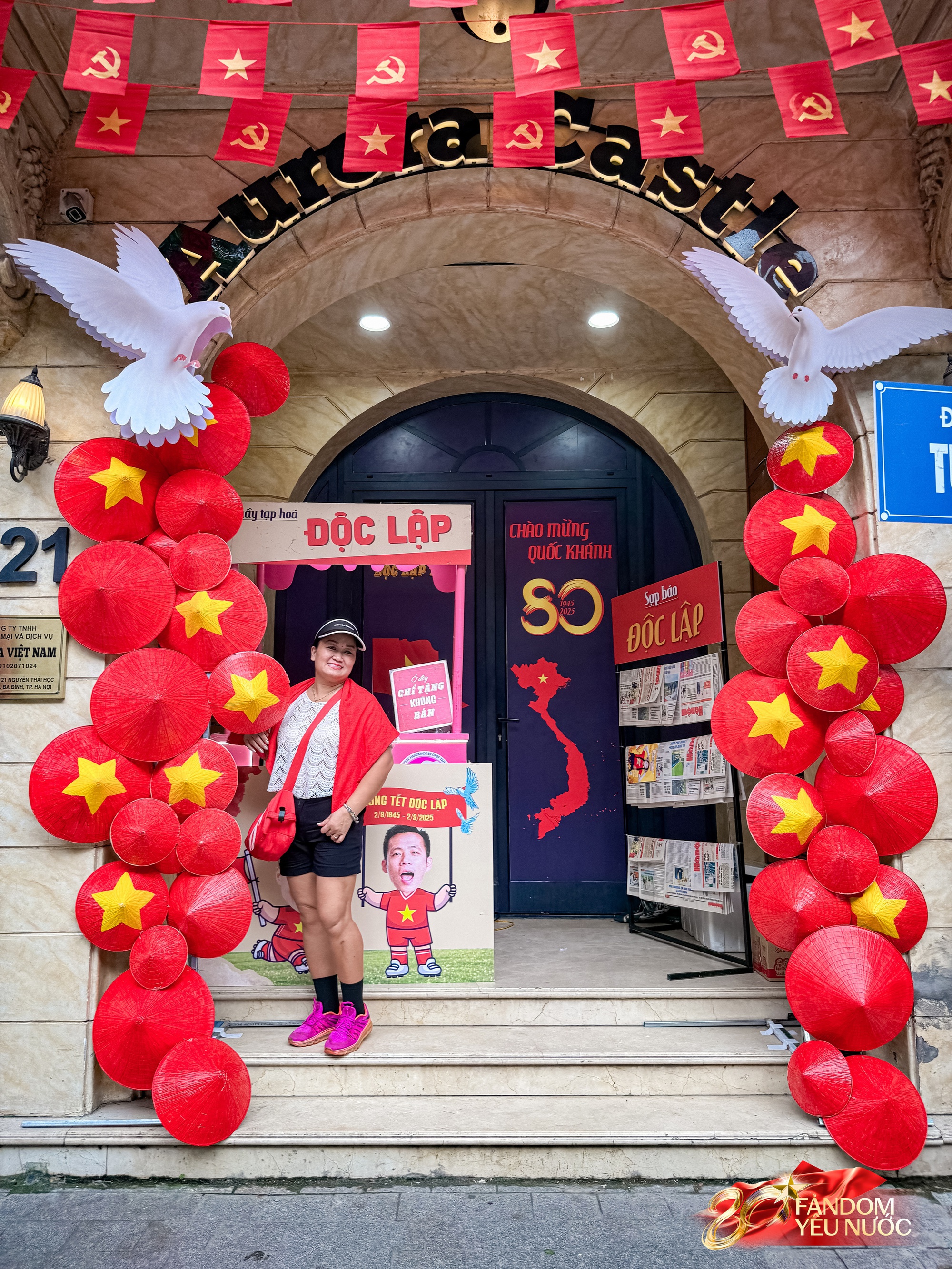 Trước nhà cầu thủ Duy Mạnh lúc này: Dân tình thích thú chụp ảnh, nhận kem miễn phí trong lúc chờ xem diễu binh- Ảnh 14.