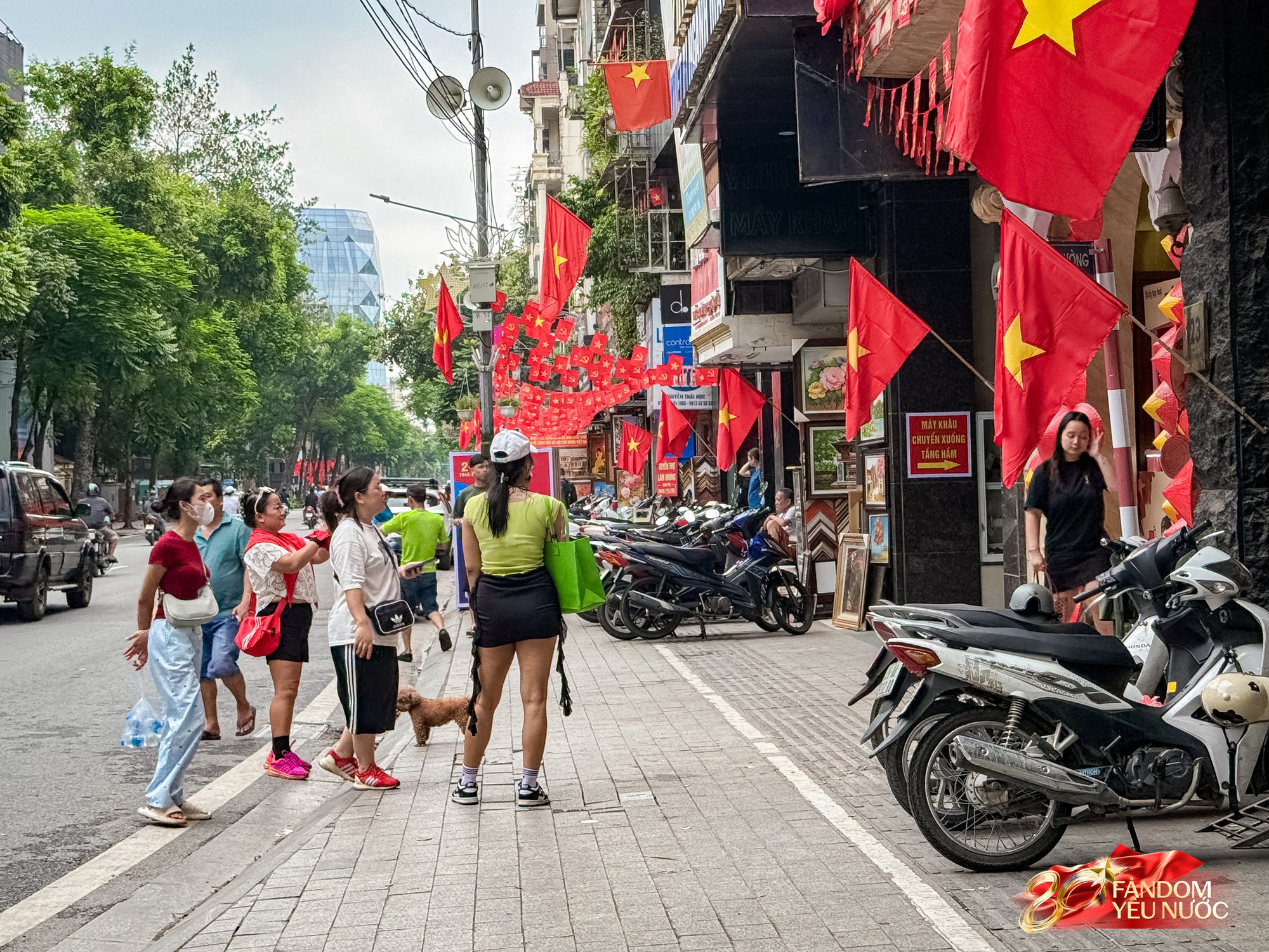 Trước nhà cầu thủ Duy Mạnh lúc này: Dân tình thích thú chụp ảnh, nhận kem miễn phí trong lúc chờ xem diễu binh- Ảnh 3.