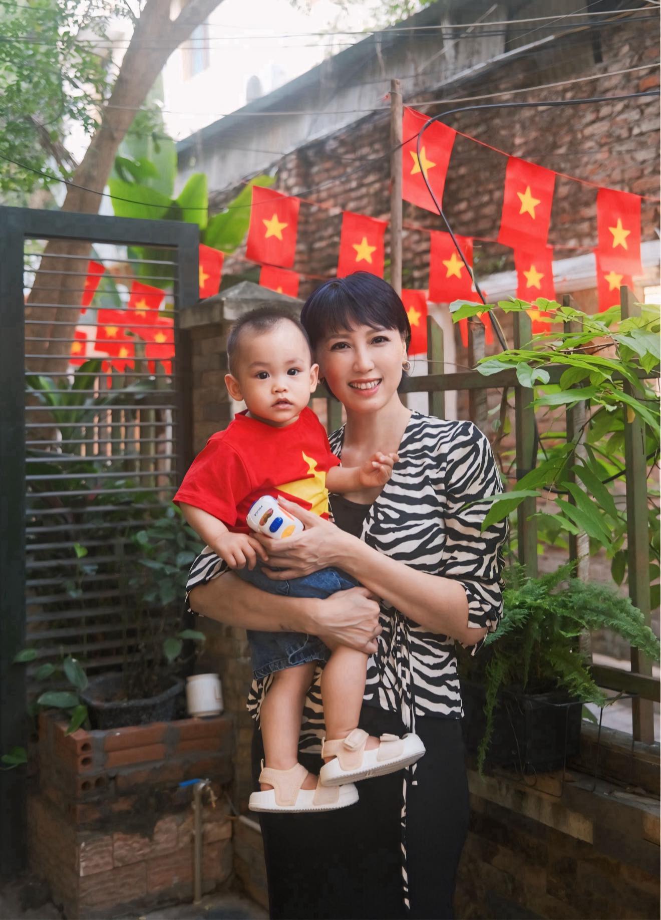 Mẹ vợ hot nhất làng bóng đá lại gây sốt với khoảnh khắc 