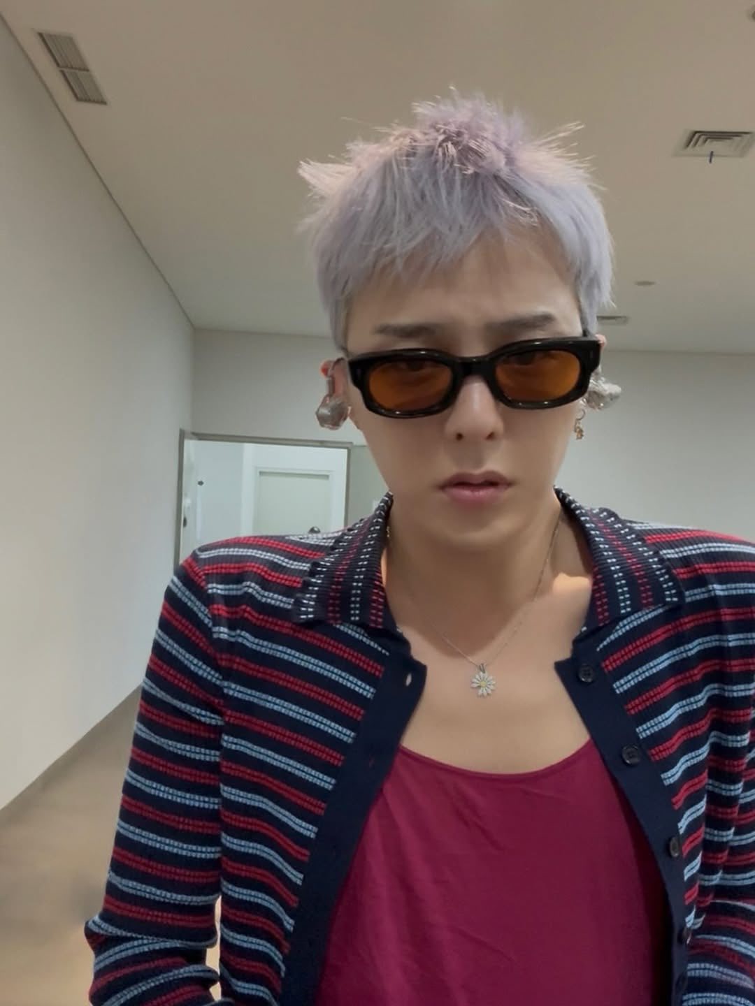 G-Dragon lộ nửa thân dưới một cách hớ hênh, 100 nghìn lượt xem cười cợt- Ảnh 3.