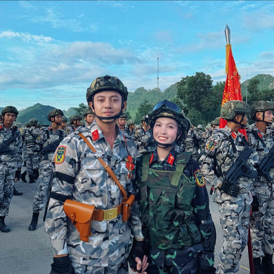 [VIDEO] Nụ hôn vội của chiến sĩ Đặc nhiệm dù trao cho bạn gái chiến sĩ Biệt động gây "bùng nổ" trước giờ G- Ảnh 4.