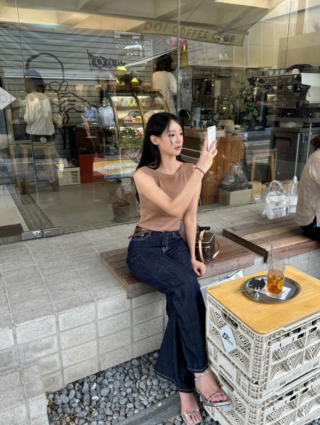 Mặc quần jeans cả tuần cũng không chán sau khi biết 10 cách phối đồ dễ ứng dụng này!- Ảnh 4.