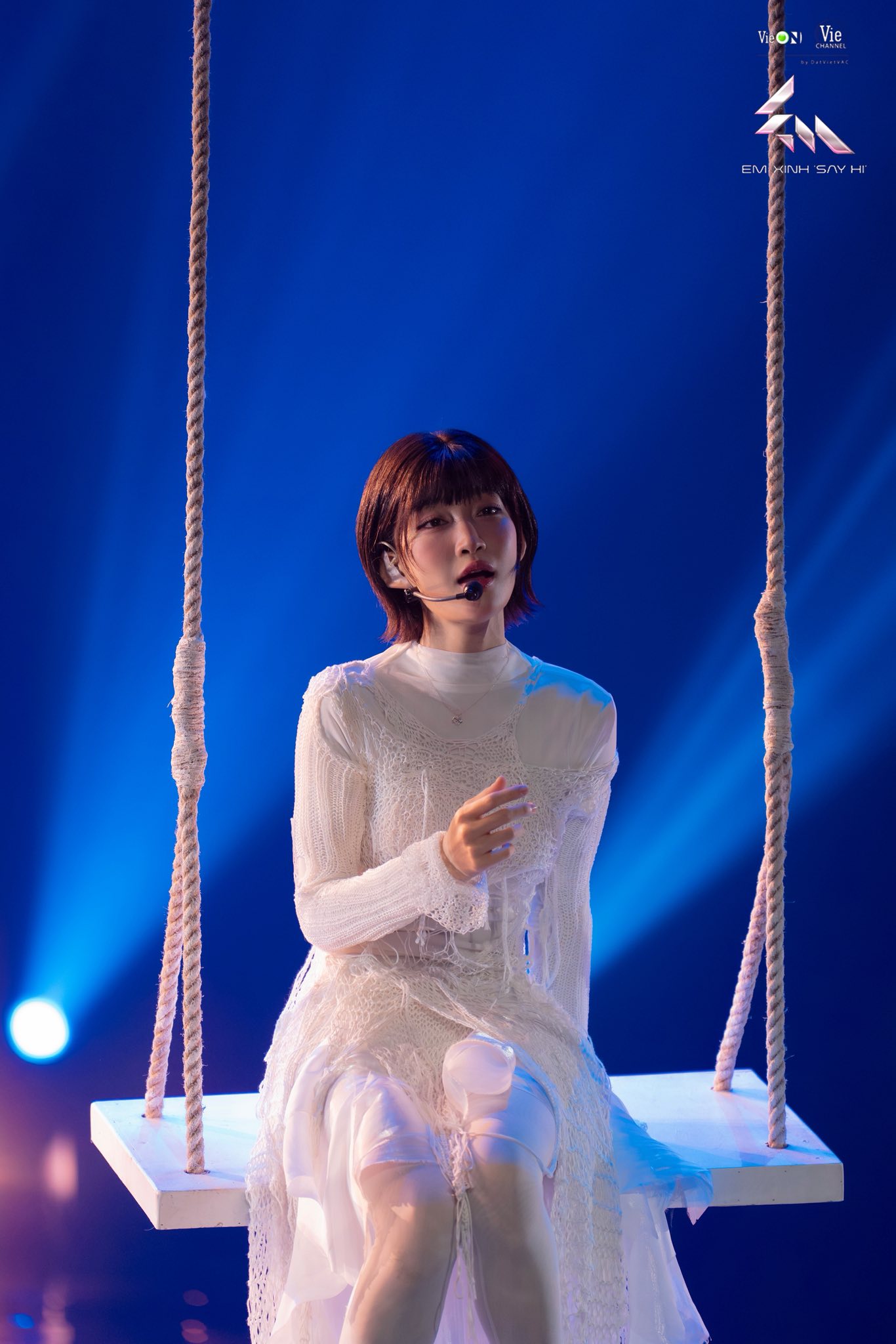Em Xinh top visual ra nhạc như cho “người âm” gây sốt, fan chế cháo video từ ngôn tình tới anime đều “over hợp”- Ảnh 1.