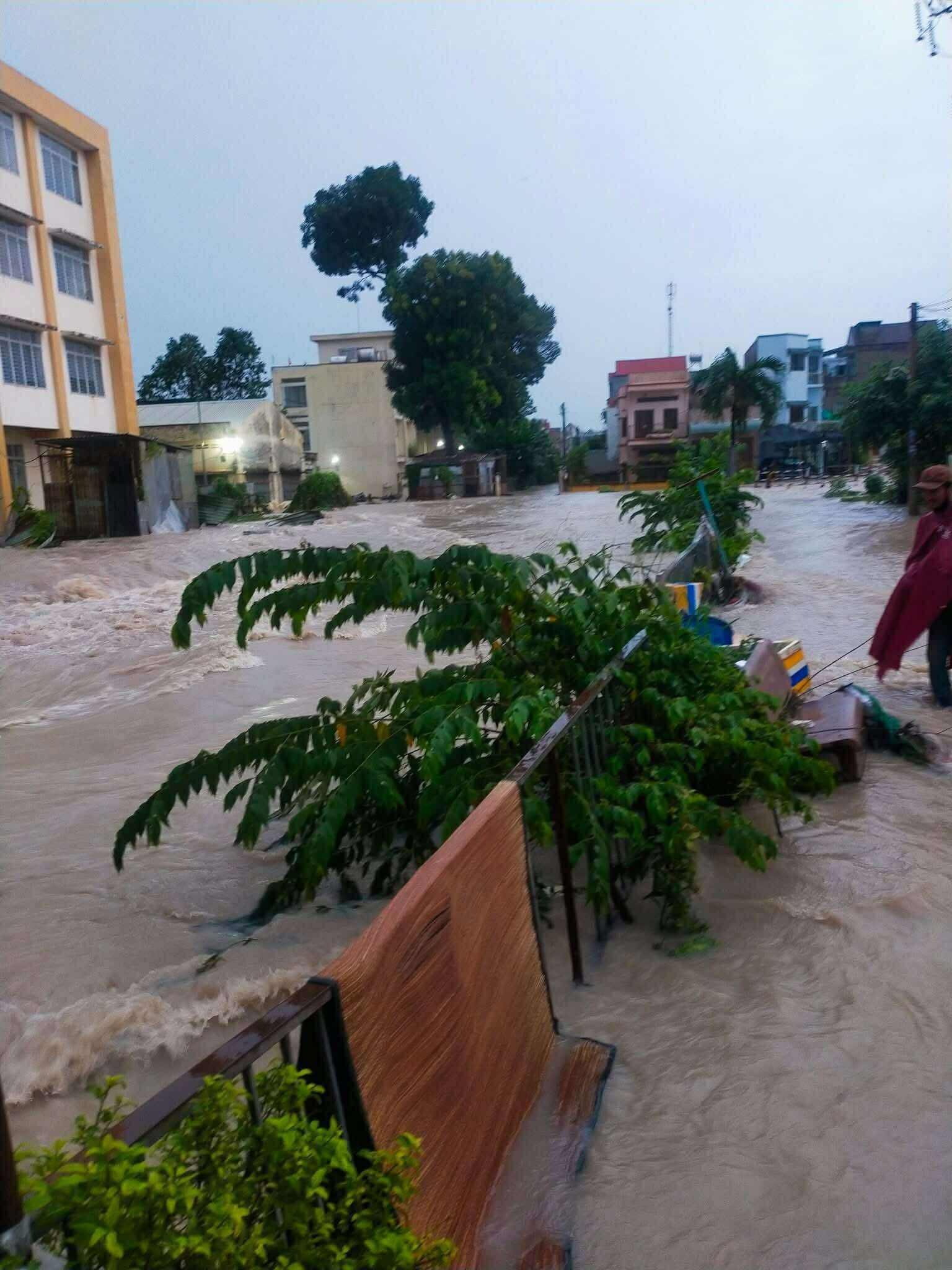 Nhiều nhà dân ở Đồng Nai chìm trong "biển nước", đường phố kẹt cứng- Ảnh 2.
