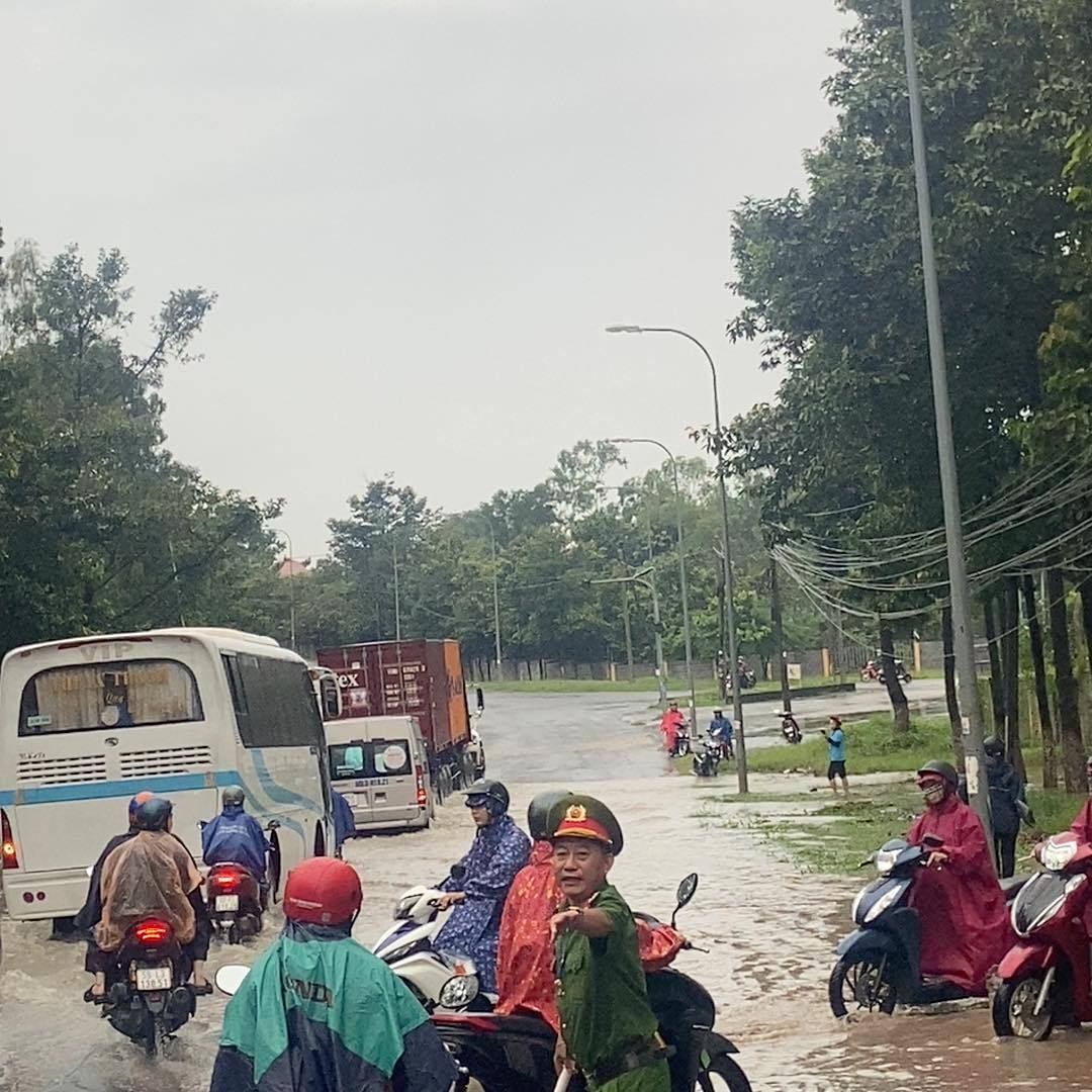 Nhiều nhà dân ở Đồng Nai chìm trong "biển nước", đường phố kẹt cứng- Ảnh 9.
