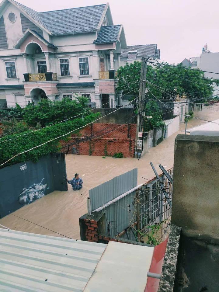Nhiều nhà dân ở Đồng Nai chìm trong "biển nước", đường phố kẹt cứng- Ảnh 10.