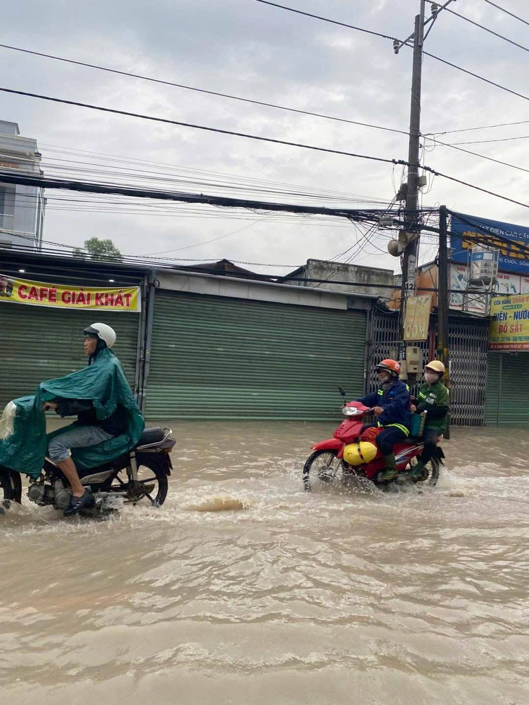 Nhiều nhà dân ở Đồng Nai chìm trong "biển nước", đường phố kẹt cứng- Ảnh 12.