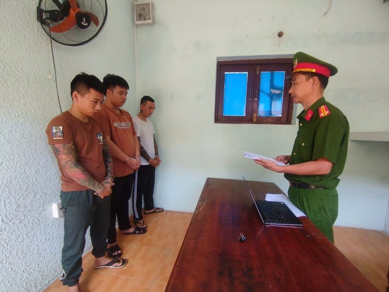 Đôi nam nữ ở Đà Nẵng bị 3 thanh niên khống chế lên ô tô chở đi, ép đưa 27 triệu đồng- Ảnh 1.