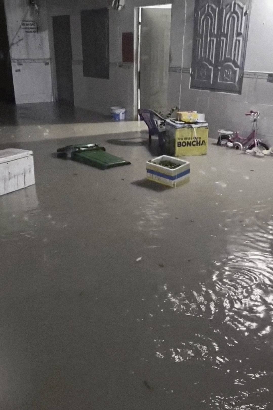 Nhiều nhà dân ở Đồng Nai chìm trong "biển nước", đường phố kẹt cứng- Ảnh 15.