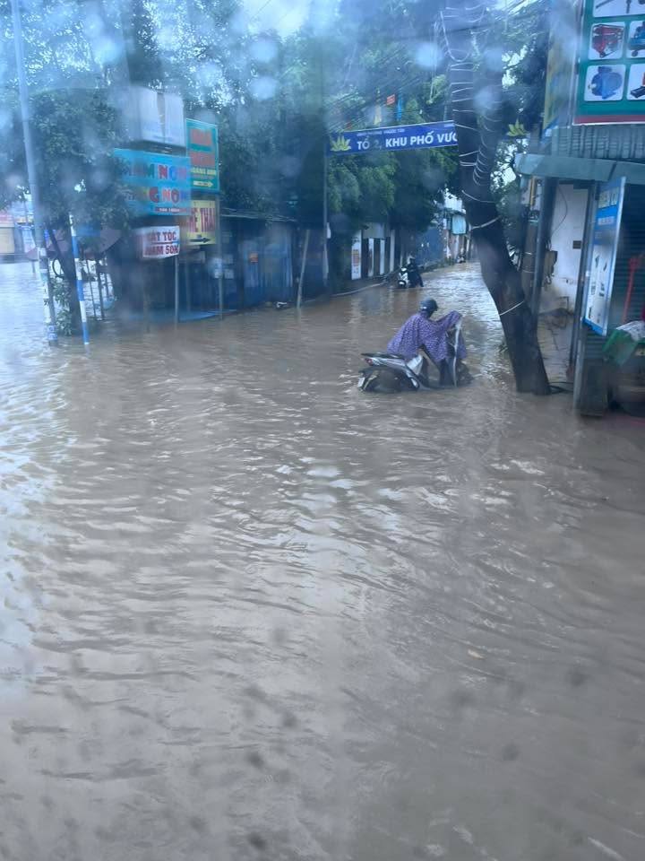 Nhiều nhà dân ở Đồng Nai chìm trong "biển nước", đường phố kẹt cứng- Ảnh 18.