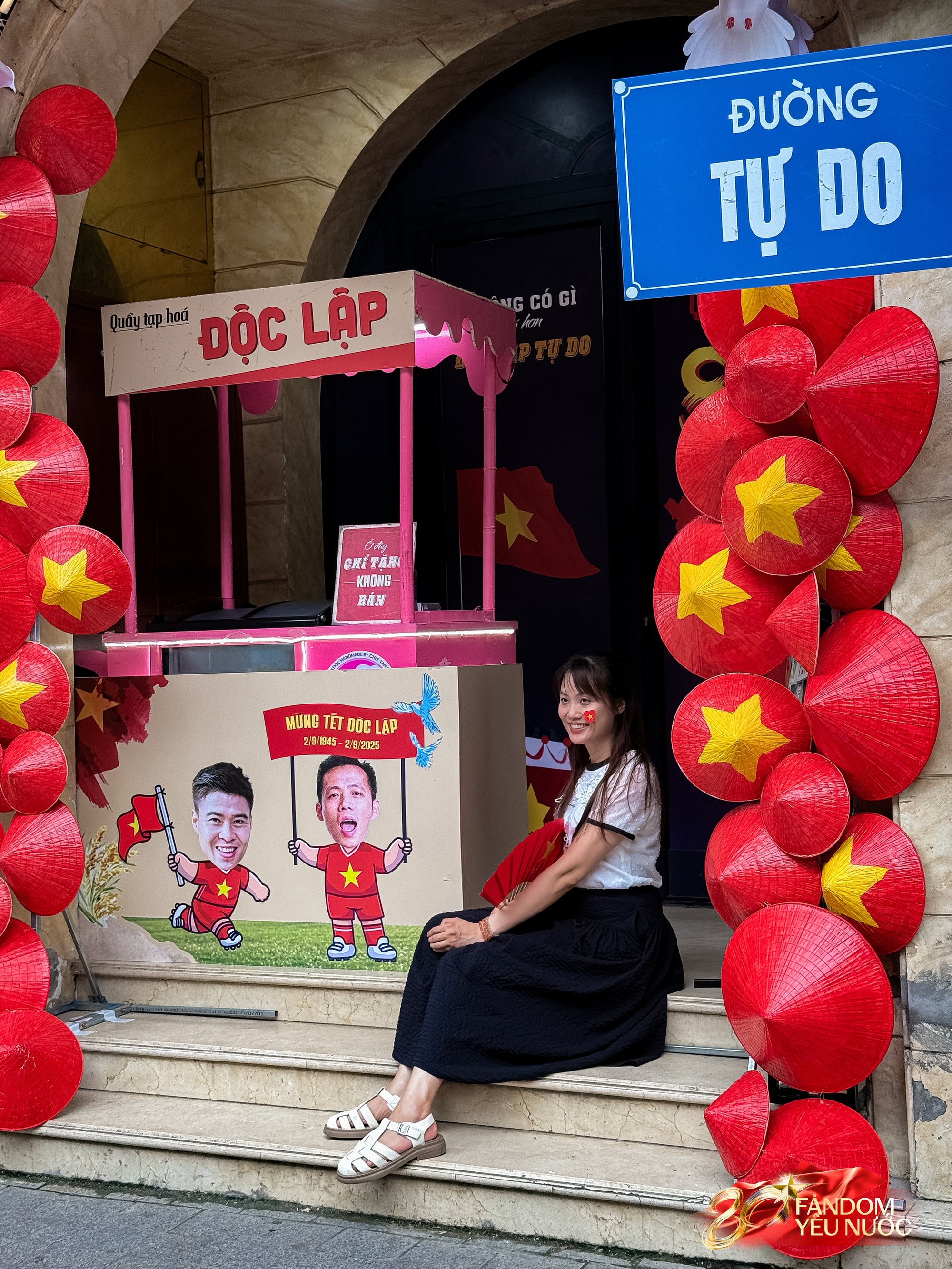 Trước nhà cầu thủ Duy Mạnh lúc này: Dân tình thích thú chụp ảnh, nhận kem miễn phí trong lúc chờ xem diễu binh- Ảnh 6.