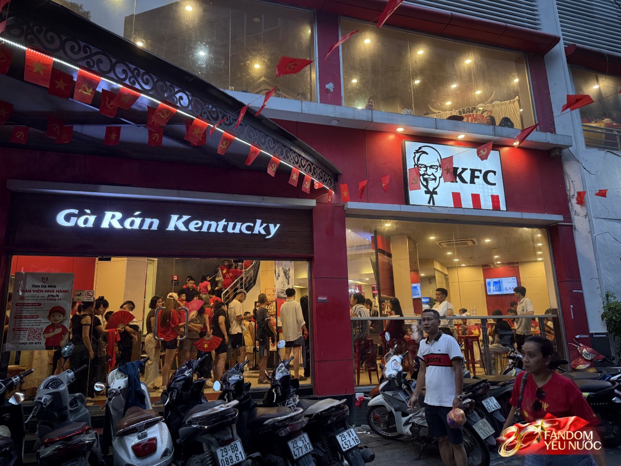 Muôn kiểu giải quyết bữa tối chờ xem diễu binh: Dân tình xếp hàng dài ở KFC, mì ăn liền đắt hàng “như tôm tươi”- Ảnh 7.