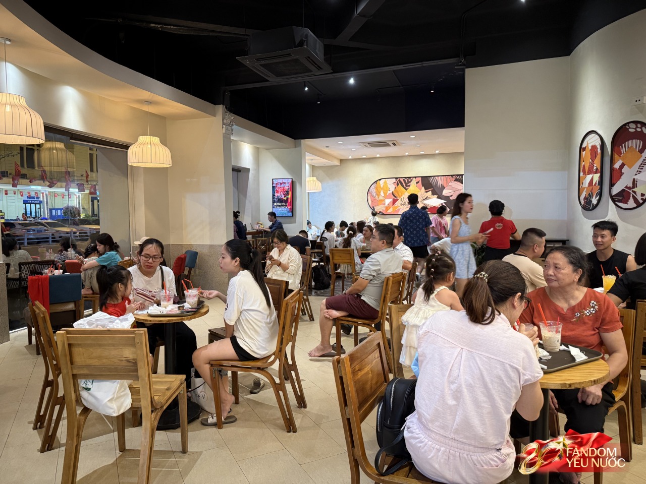 Muôn kiểu giải quyết bữa tối chờ xem diễu binh: Dân tình xếp hàng dài ở KFC, mì ăn liền đắt hàng “như tôm tươi”- Ảnh 8.
