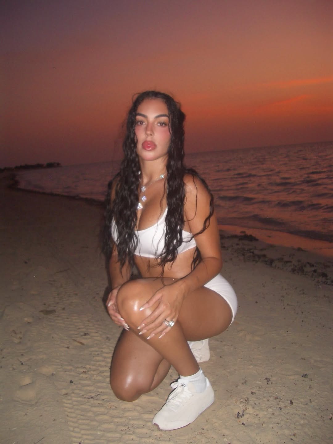 Bạn gái Ronaldo diện bikini sexy hết nấc, tay lấp lánh nhẫn kim cương siêu to khổng lồ- Ảnh 3.
