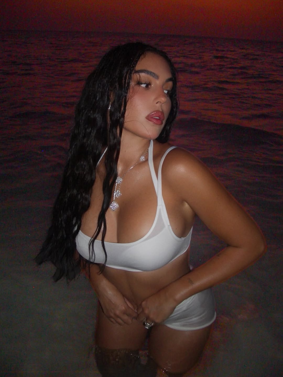 Bạn gái Ronaldo diện bikini sexy hết nấc, tay lấp lánh nhẫn kim cương siêu to khổng lồ- Ảnh 2.