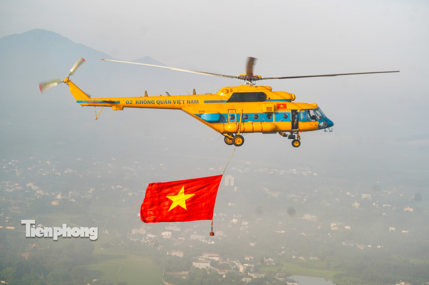 10 trực thăng thao luyện kéo cờ Đảng, cờ Tổ quốc trên bầu trời Hà Nội- Ảnh 12.