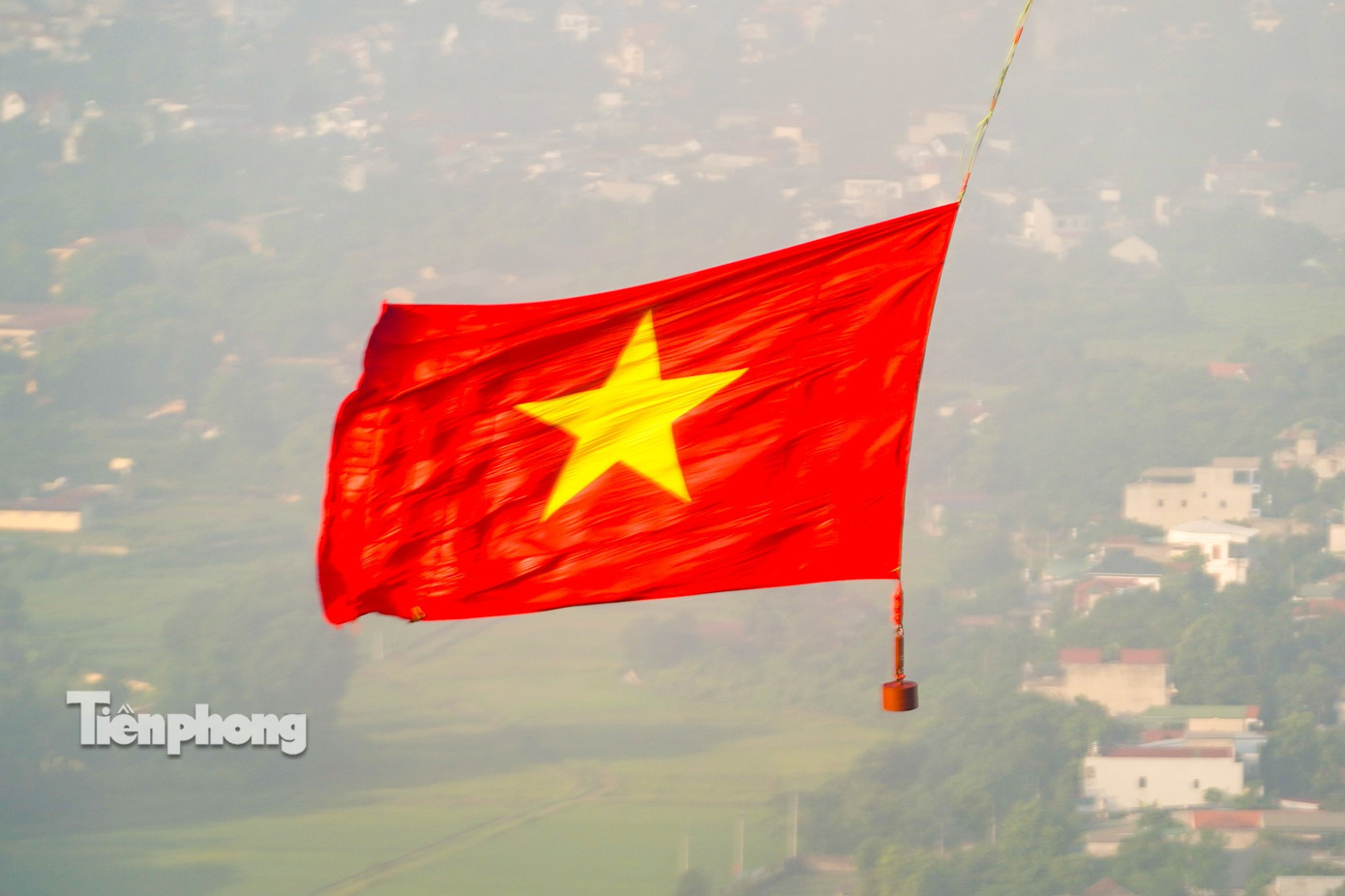 10 trực thăng thao luyện kéo cờ Đảng, cờ Tổ quốc trên bầu trời Hà Nội- Ảnh 13.