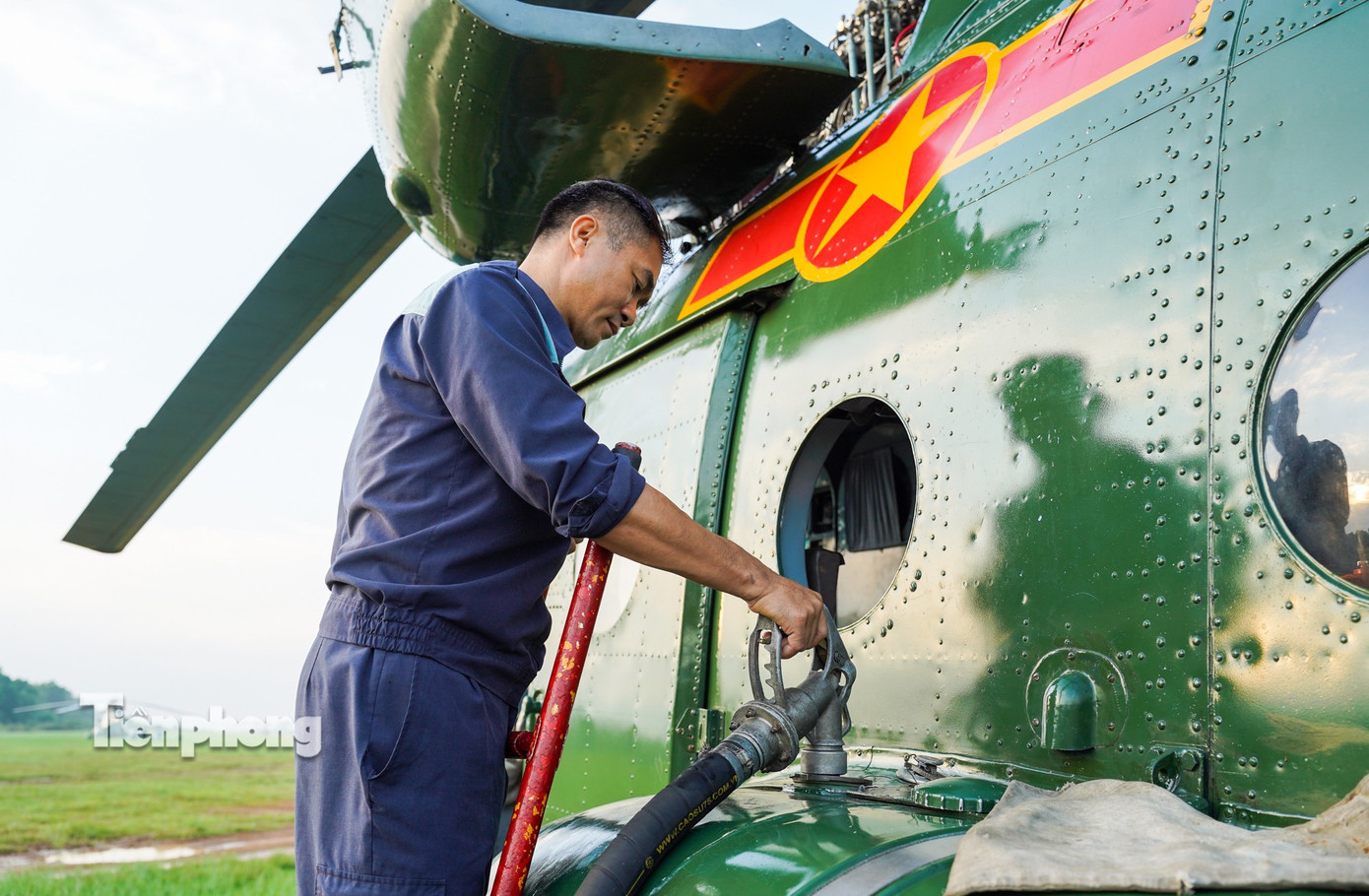 10 trực thăng thao luyện kéo cờ Đảng, cờ Tổ quốc trên bầu trời Hà Nội- Ảnh 5.