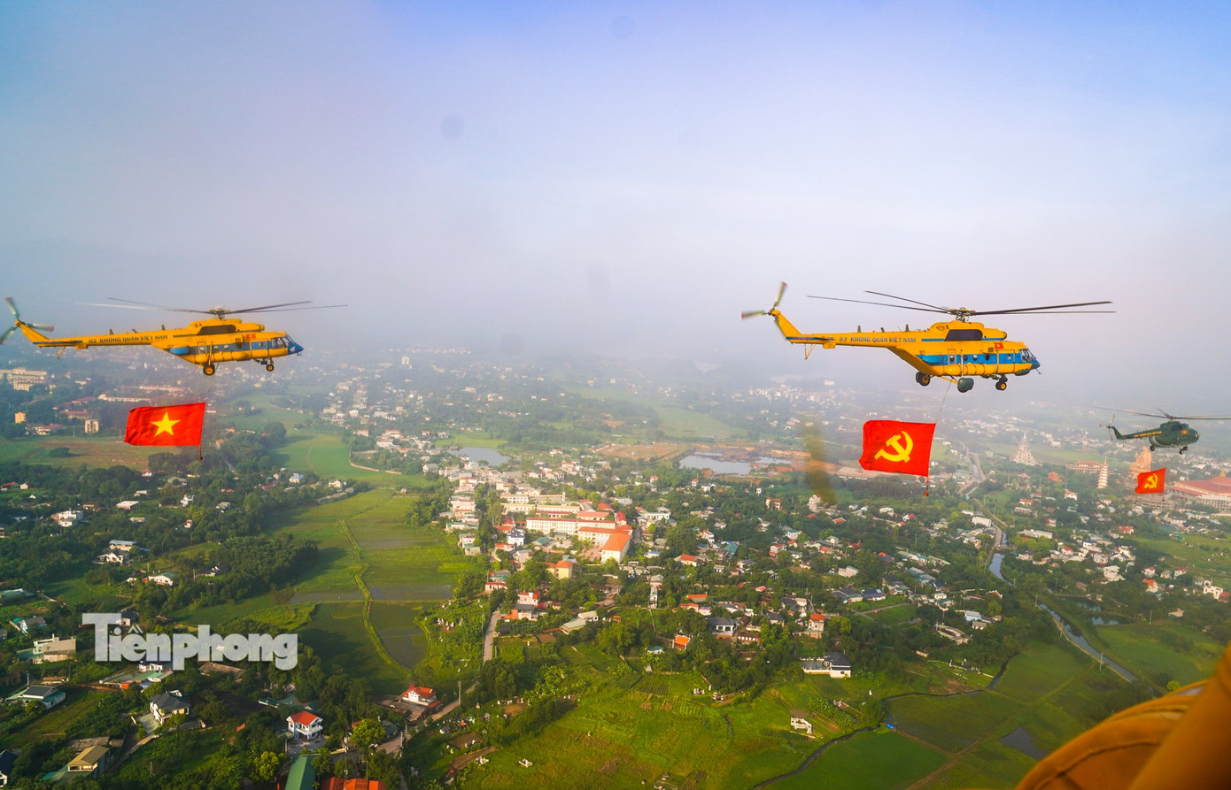 10 trực thăng thao luyện kéo cờ Đảng, cờ Tổ quốc trên bầu trời Hà Nội- Ảnh 8.