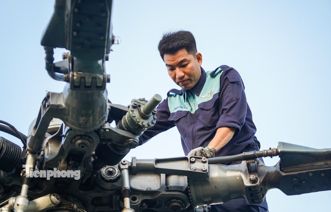 10 trực thăng thao luyện kéo cờ Đảng, cờ Tổ quốc trên bầu trời Hà Nội- Ảnh 4.