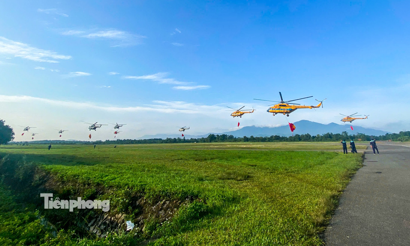 10 trực thăng thao luyện kéo cờ Đảng, cờ Tổ quốc trên bầu trời Hà Nội- Ảnh 7.