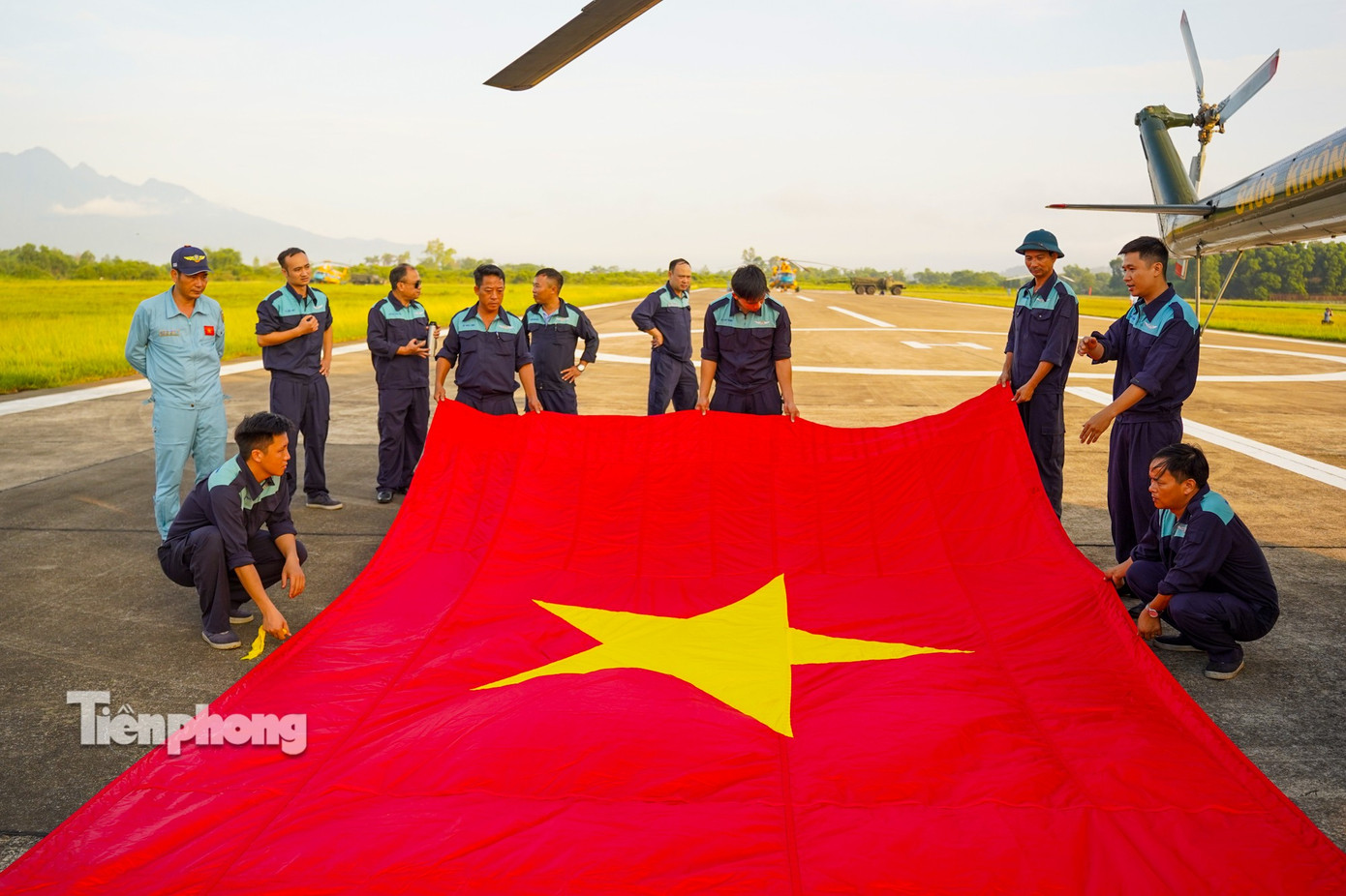 10 trực thăng thao luyện kéo cờ Đảng, cờ Tổ quốc trên bầu trời Hà Nội- Ảnh 6.