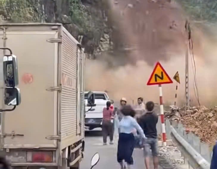 VIDEO: Đất đá trên núi sạt lở vùi lấp đường khi nhiều người đang quay video- Ảnh 1.
