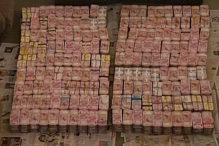 Đột kích cơ sở của giám đốc công ty xây dựng đường bộ và cao tốc, tịch thu kỷ lục 494 tỷ đồng chất đống như gạch, 100 kg vàng ròng trị giá 280 tỷ đồng- Ảnh 1.