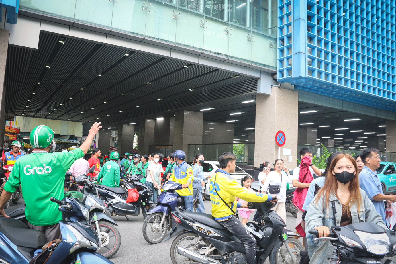 Những chuyến tàu chật kín người về trung tâm chờ xem tổng hợp luyện diễu binh, diễu hành- Ảnh 8.