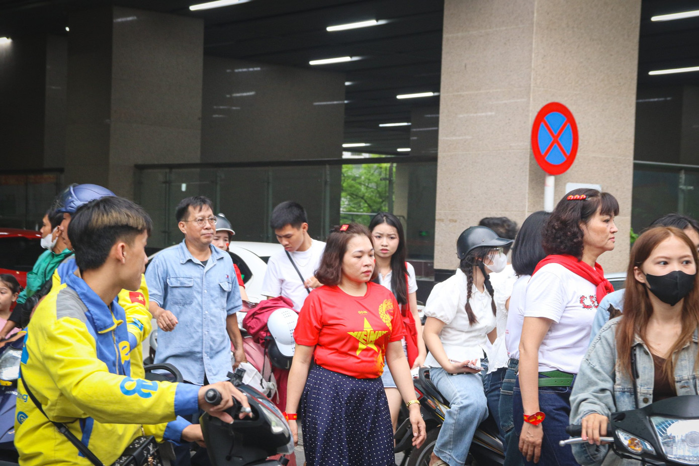 Những chuyến tàu chật kín người về trung tâm chờ xem tổng hợp luyện diễu binh, diễu hành- Ảnh 9.