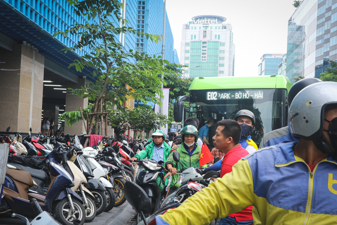 Những chuyến tàu chật kín người về trung tâm chờ xem tổng hợp luyện diễu binh, diễu hành- Ảnh 10.