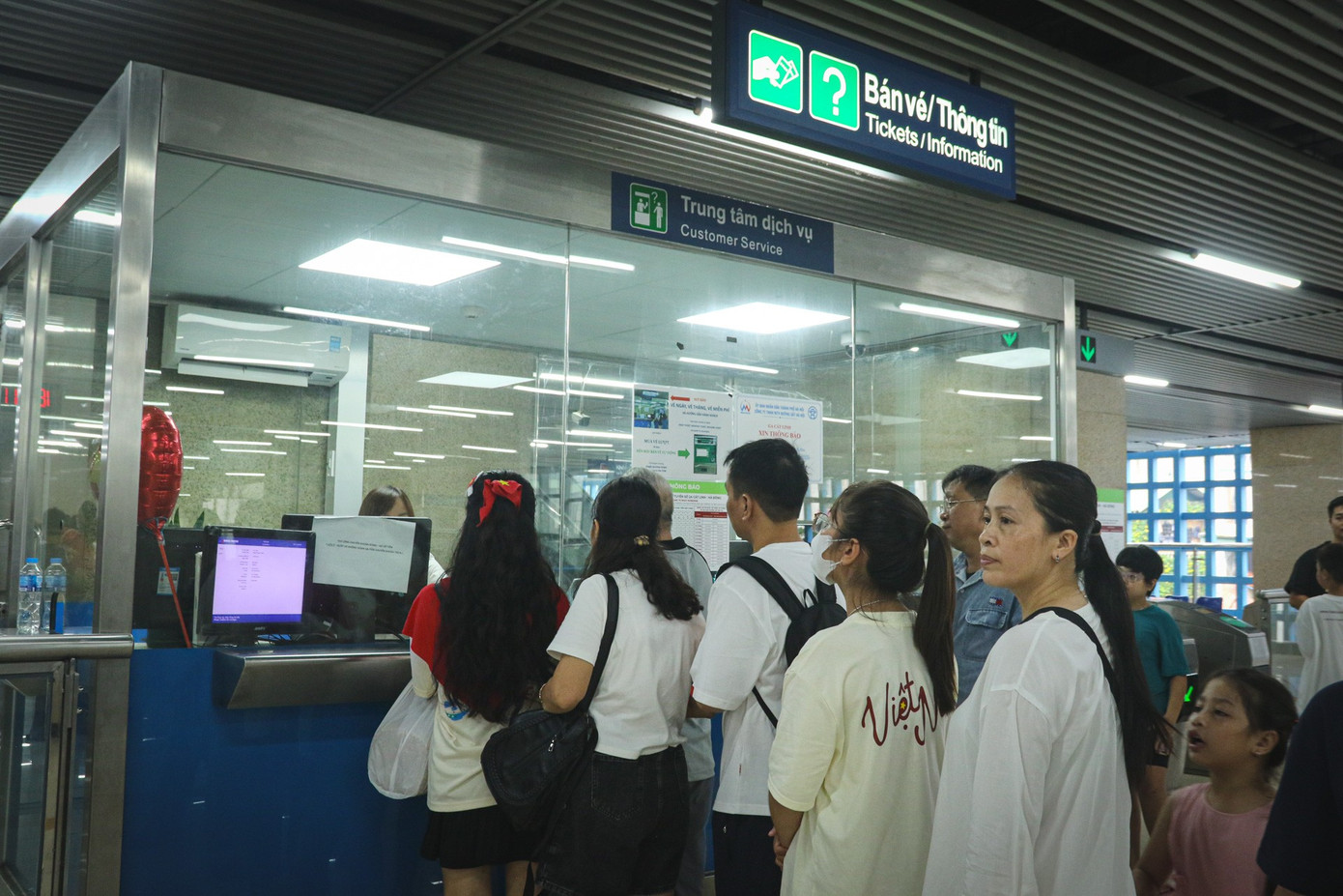 Những chuyến tàu chật kín người về trung tâm chờ xem tổng hợp luyện diễu binh, diễu hành- Ảnh 4.