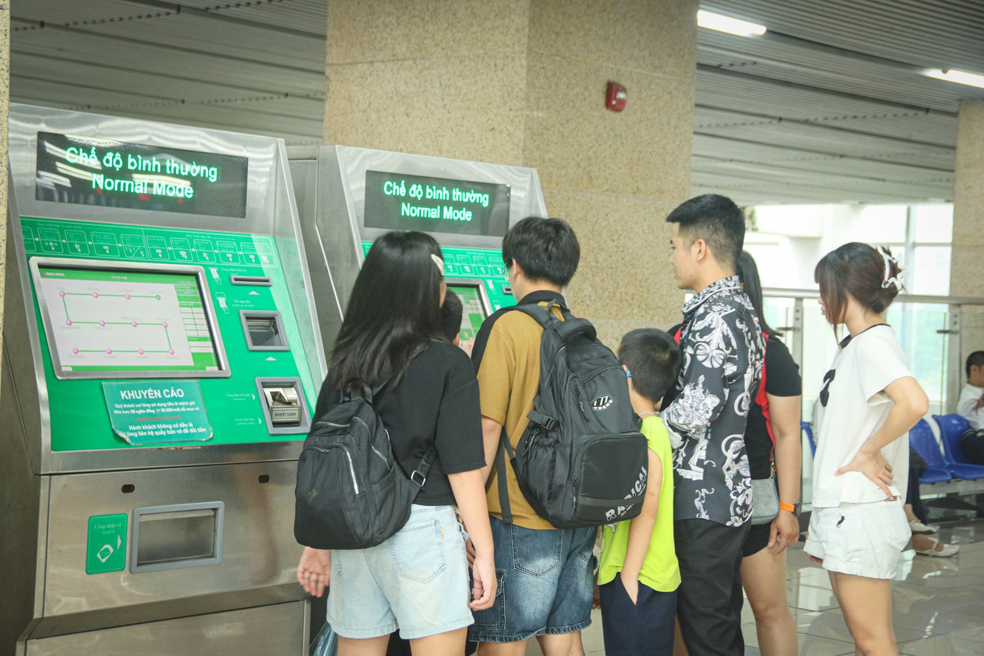 Những chuyến tàu chật kín người về trung tâm chờ xem tổng hợp luyện diễu binh, diễu hành- Ảnh 5.