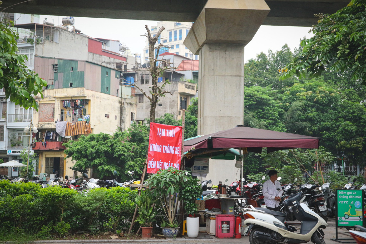 Những chuyến tàu chật kín người về trung tâm chờ xem tổng hợp luyện diễu binh, diễu hành- Ảnh 13.