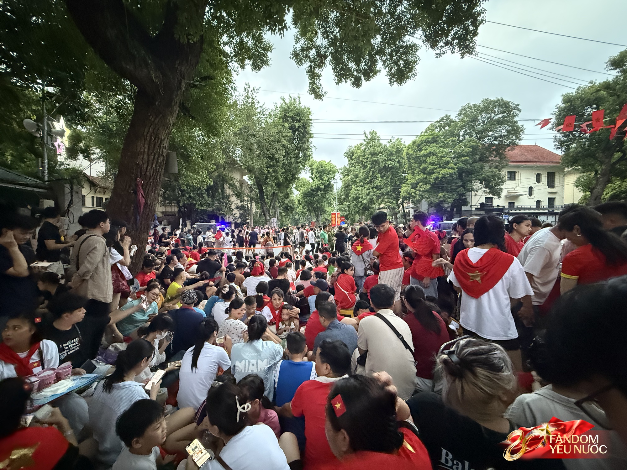 Muôn kiểu giải quyết bữa tối chờ xem diễu binh: Dân tình xếp hàng dài ở KFC, mì ăn liền đắt hàng “như tôm tươi”- Ảnh 1.