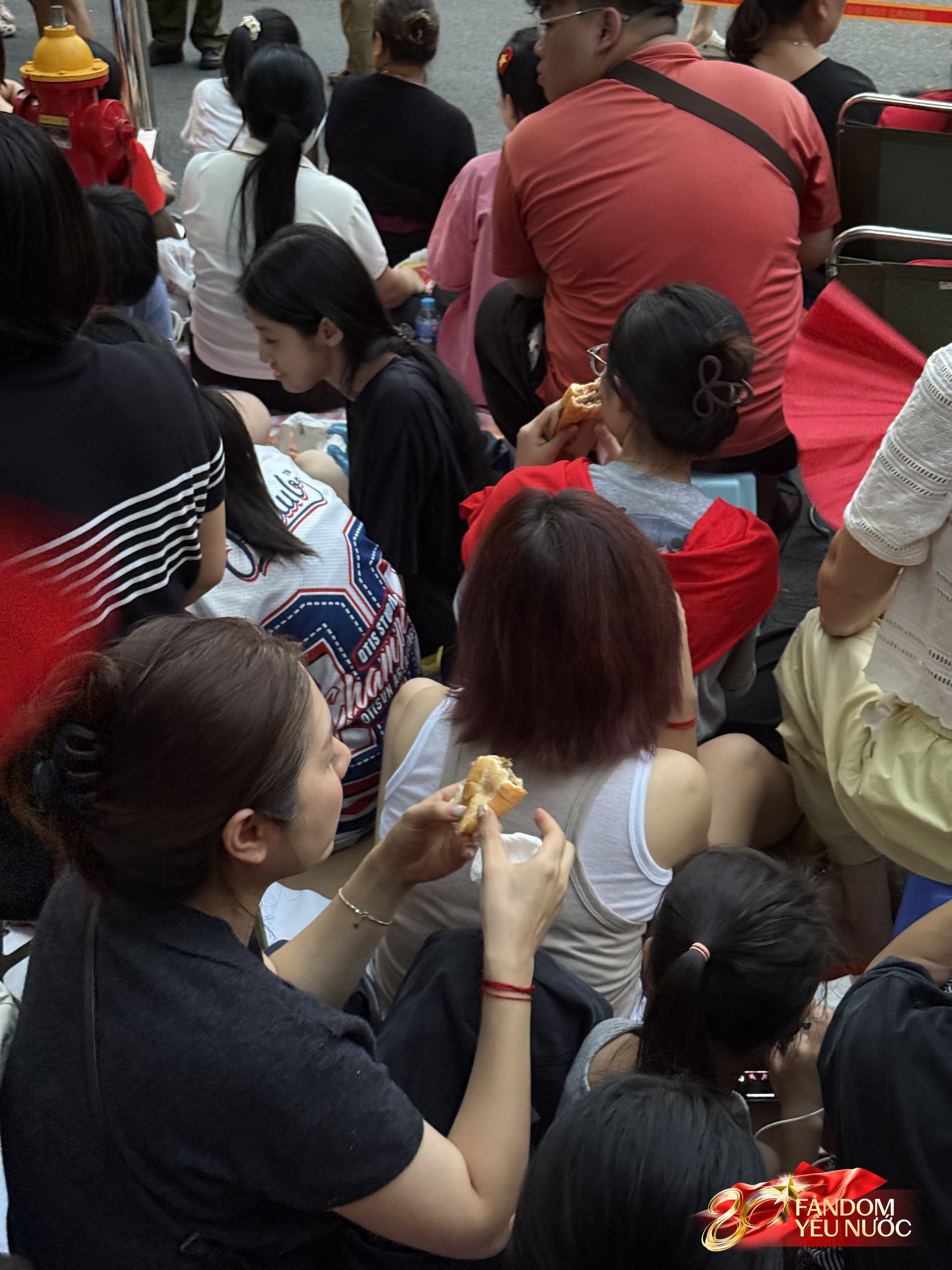 Muôn kiểu giải quyết bữa tối chờ xem diễu binh: Dân tình xếp hàng dài ở KFC, mì ăn liền đắt hàng “như tôm tươi”- Ảnh 3.