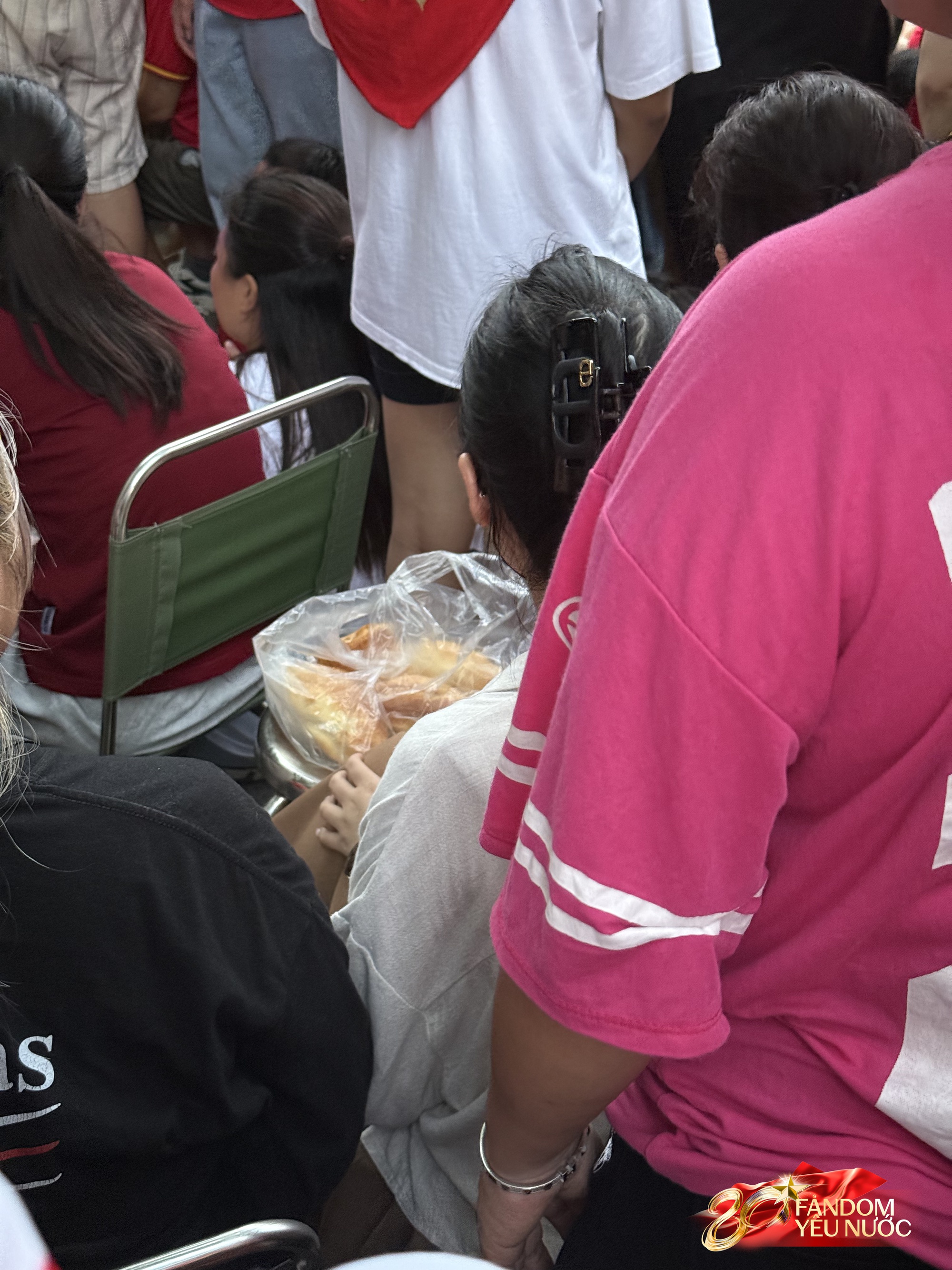 Muôn kiểu giải quyết bữa tối chờ xem diễu binh: Dân tình xếp hàng dài ở KFC, mì ăn liền đắt hàng “như tôm tươi”- Ảnh 2.