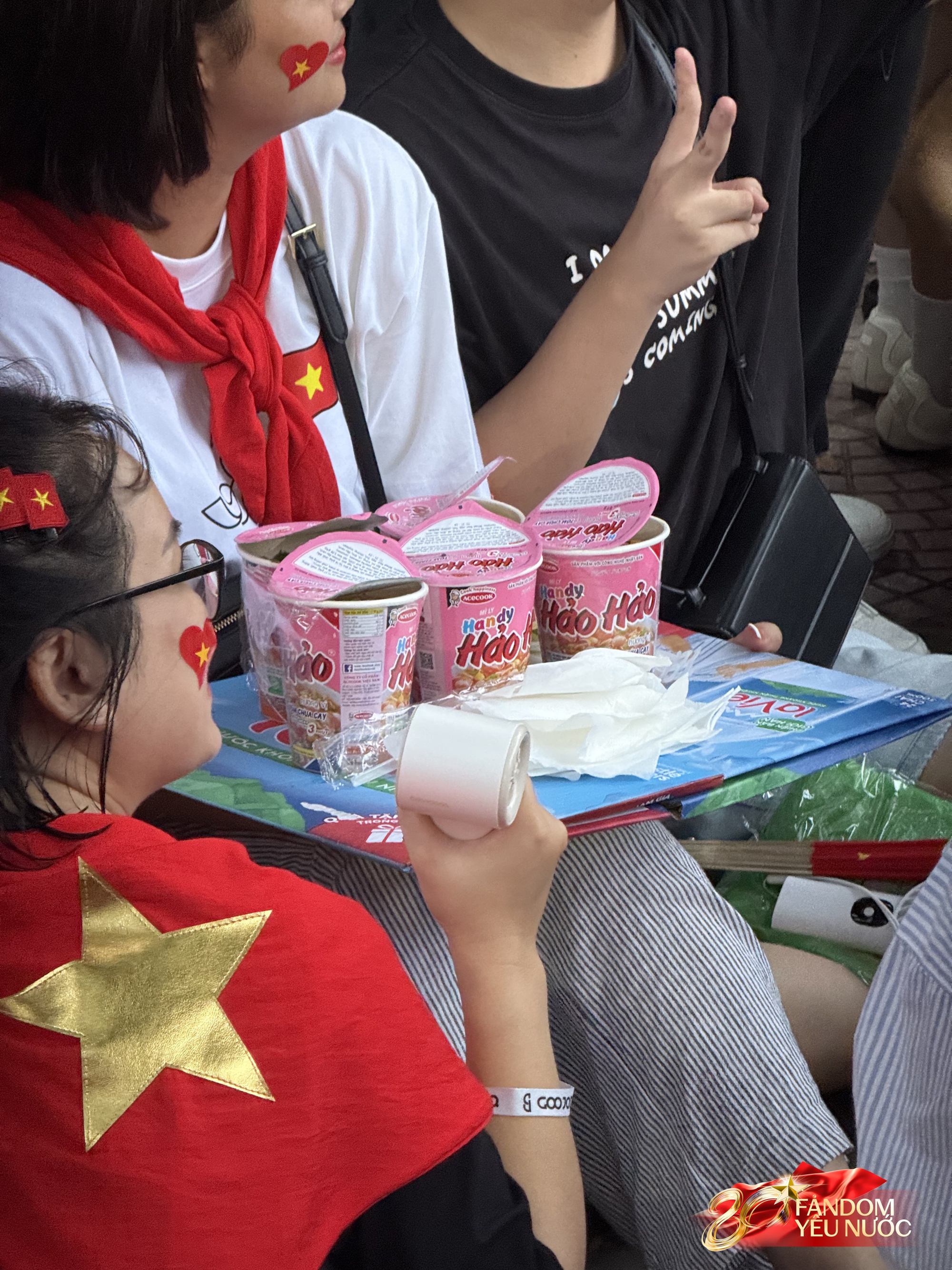 Muôn kiểu giải quyết bữa tối chờ xem diễu binh: Dân tình xếp hàng dài ở KFC, mì ăn liền đắt hàng “như tôm tươi”- Ảnh 4.