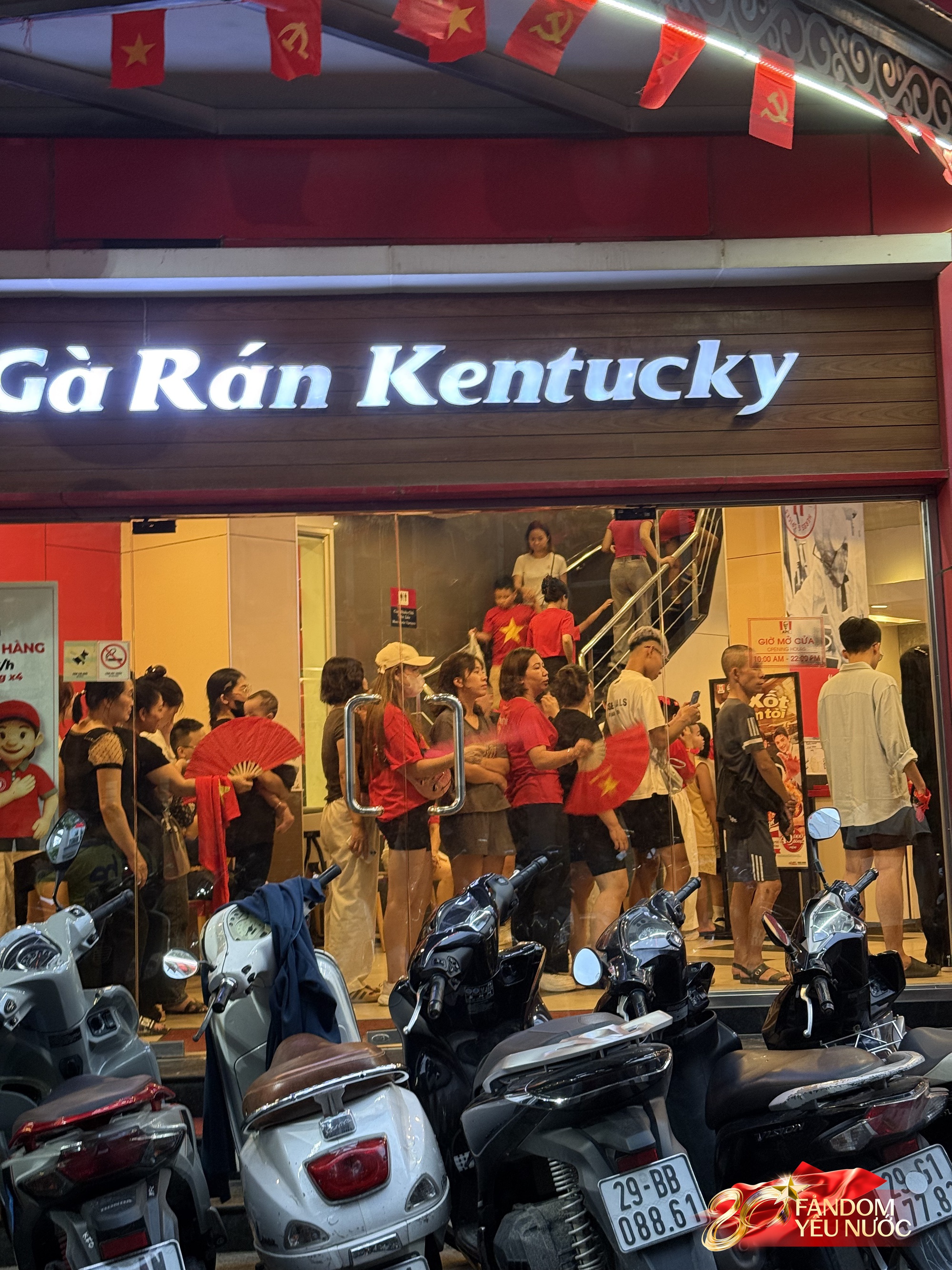 Muôn kiểu giải quyết bữa tối chờ xem diễu binh: Dân tình xếp hàng dài ở KFC, mì ăn liền đắt hàng “như tôm tươi”- Ảnh 6.