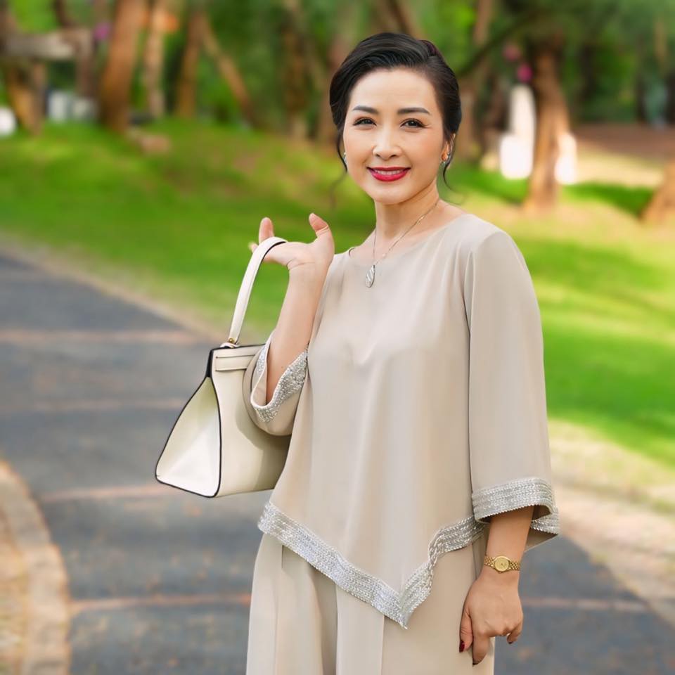 Diễn viên Khánh Huyền tuổi 54 vẫn tự tin khoe mặt mộc căng bóng, mịn mướt: Rất chăm làm 1 việc để xóa nhăn, bơm collagen- Ảnh 1.