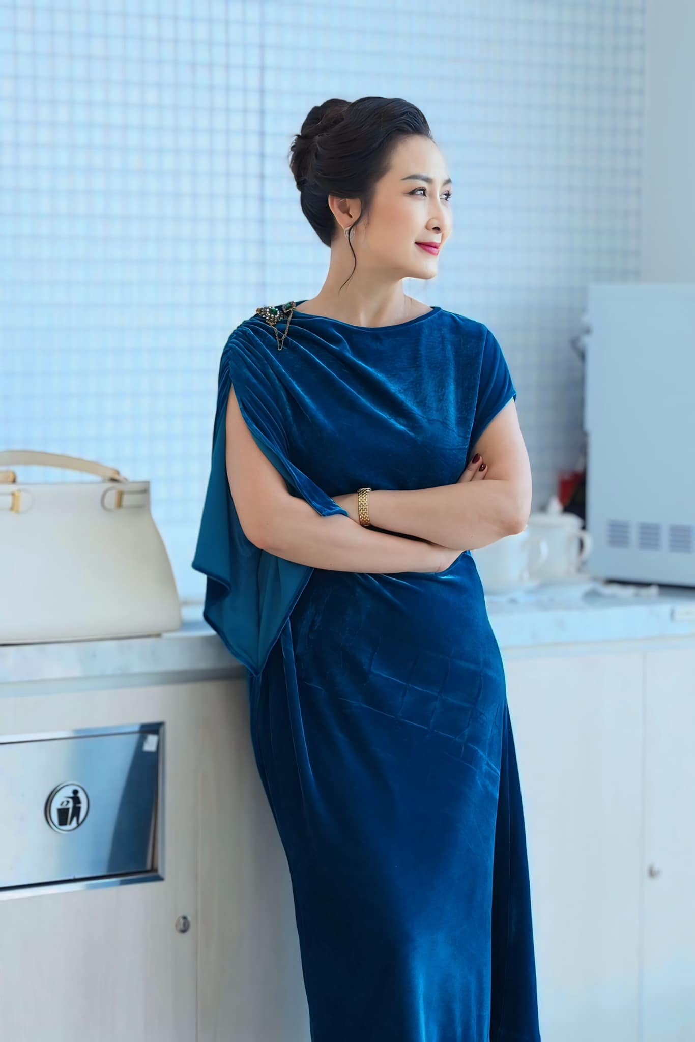 Diễn viên Khánh Huyền tuổi 54 vẫn tự tin khoe mặt mộc căng bóng, mịn mướt: Rất chăm làm 1 việc để xóa nhăn, bơm collagen- Ảnh 4.