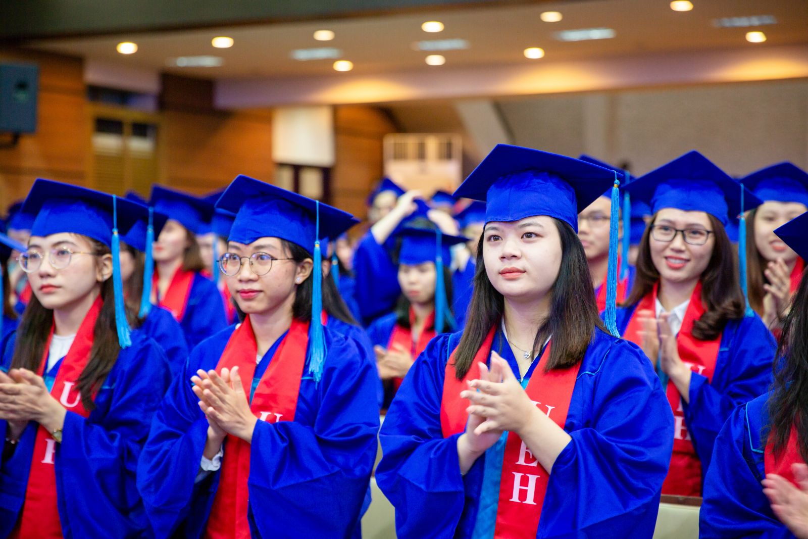 1 ngành ngôn ngữ 99% sinh viên tốt nghiệp có việc làm tại "ông lớn" kinh tế miền Nam: Bị chê bão hoà vẫn cần 9 điểm/môn mới đỗ- Ảnh 2. 1 ngành ngôn ngữ 99% sinh viên tốt nghiệp có việc làm tại "ông lớn" kinh tế miền Nam: Bị chê bão hoà vẫn cần 9 điểm/môn mới đỗ- Ảnh 2.