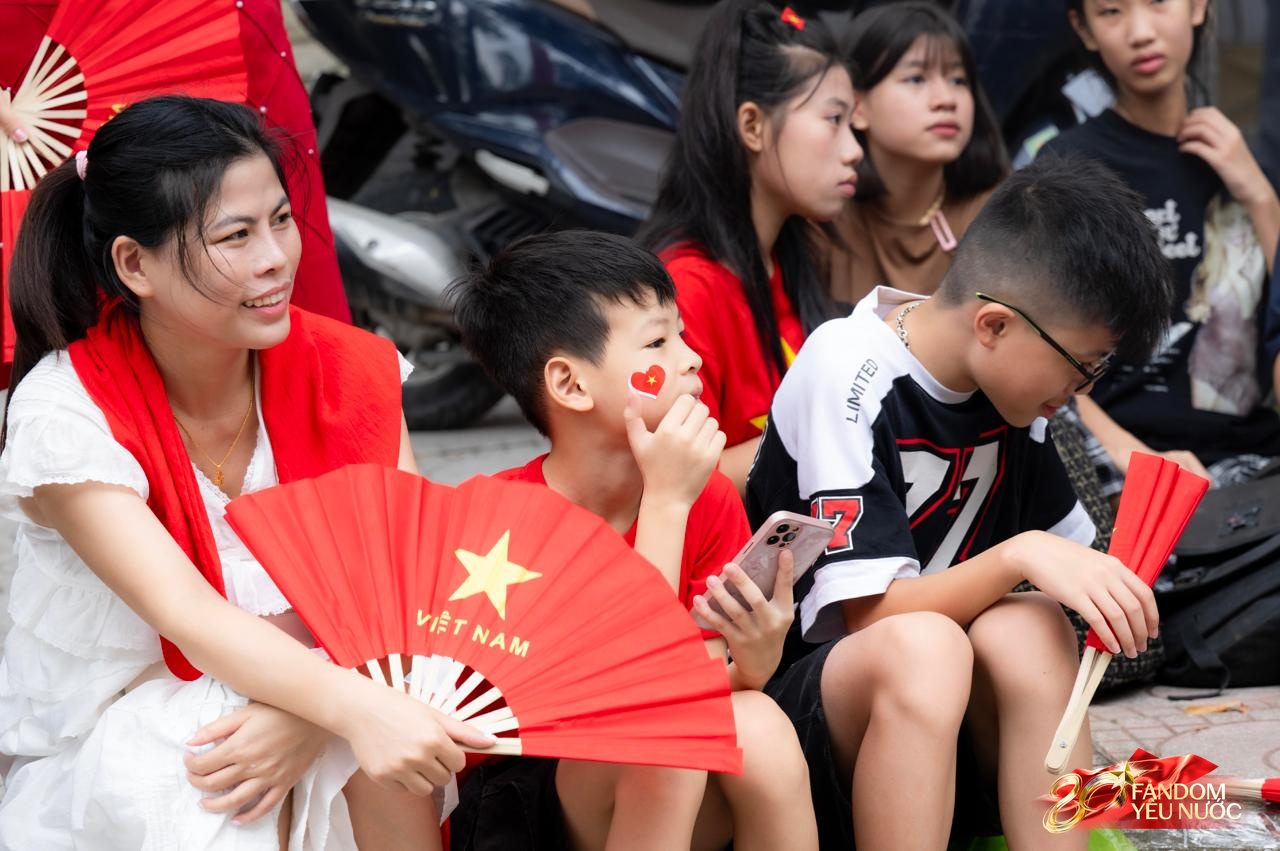 C&aacute;c chiến sĩ vẫy tay tạm biệt người d&acirc;n, kh&eacute;p lại đ&ecirc;m Tổng hợp luyện đầu ti&ecirc;n đ&aacute;ng nhớ- Ảnh 131.
