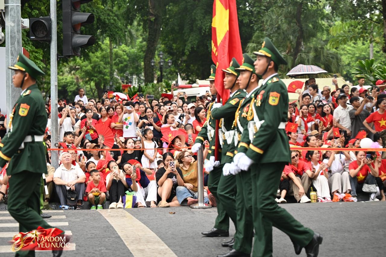 Hà Nội: Cảnh tượng đông "vượt sức tưởng tượng" của người dân chờ xem hợp luyện diễu binh diễu hành- Ảnh 7.
