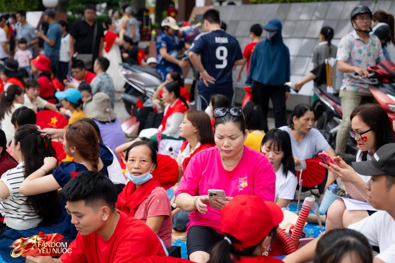 Người dân khắp nơi đổ về trung tâm Hà Nội “cắm trại” từ 6, 7h sáng, quyết chờ 12 tiếng để xem hợp luyện diễu binh diễu hành hoành tráng tối 21/8- Ảnh 8.