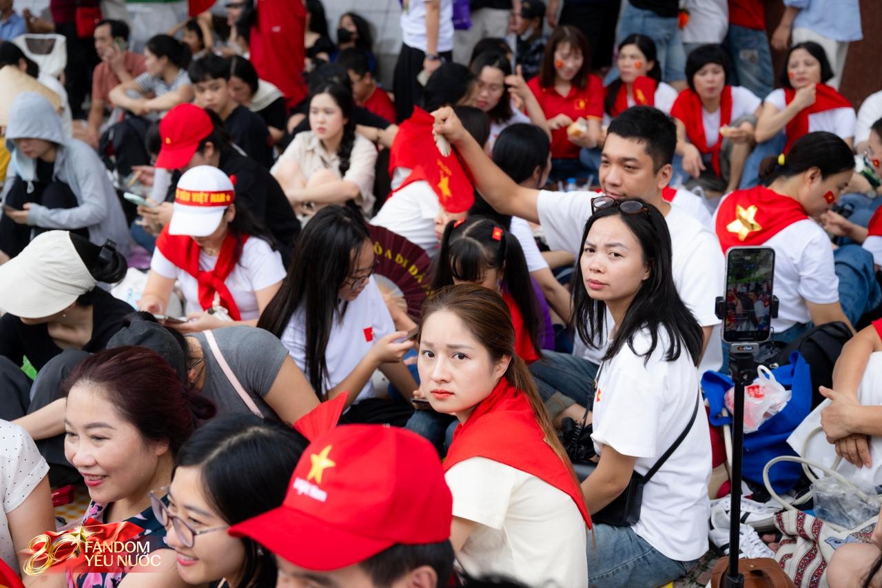 Người dân khắp nơi đổ về trung tâm Hà Nội “cắm trại” từ 6, 7h sáng, quyết chờ 12 tiếng để xem hợp luyện diễu binh diễu hành hoành tráng tối 21/8- Ảnh 4.
