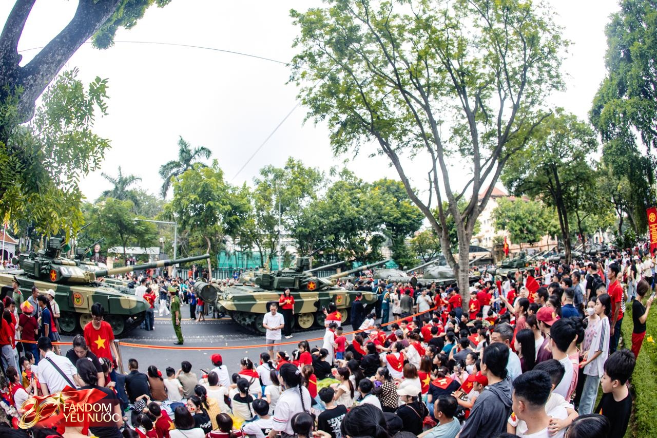 Hà Nội: Cảnh tượng đông "vượt sức tưởng tượng" của người dân chờ xem hợp luyện diễu binh diễu hành- Ảnh 4.